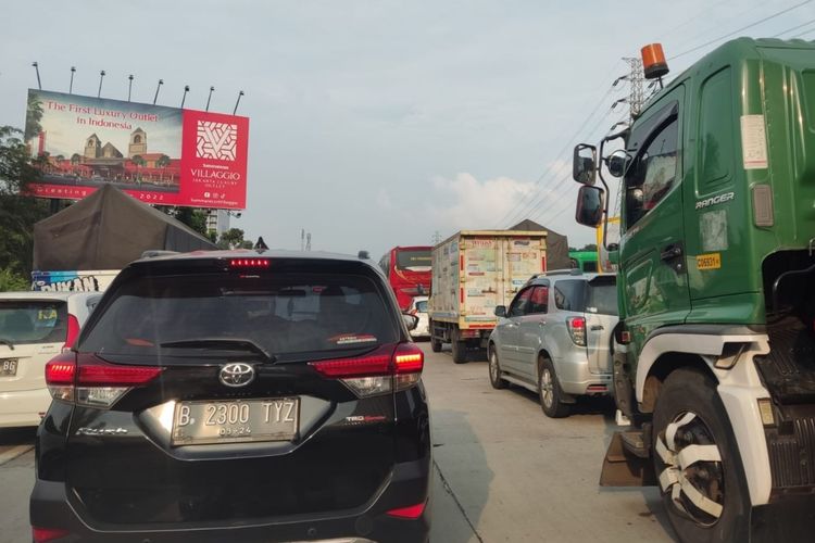 Arus lalu lintas di Tol Japek kilometer 53 pada Selasa (10/5/2022) pukul 16.20 WIB