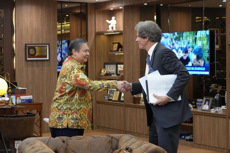 Menteri Koordinator (Menko) Bidang Perekonomian Airlangga Hartarto bertemu Under Secretary for Economic Growth US Department of States Jose Fernandez di Kantor Kementerian Koordinator (Kemenko) Perekonomian, Senin (15/7/2024). 
