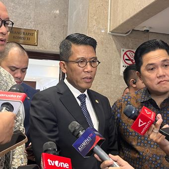(kiri ke kanan) Chief Executive Officer (CEO) Danantara Rosan Roeslani, Ketua Komisi XI DPR RI Mukhamad Misbakhun dan Menteri BUMN Erick Thohir ditemui usai rapat kerja tertutup pada Selasa (19/8/2025). 