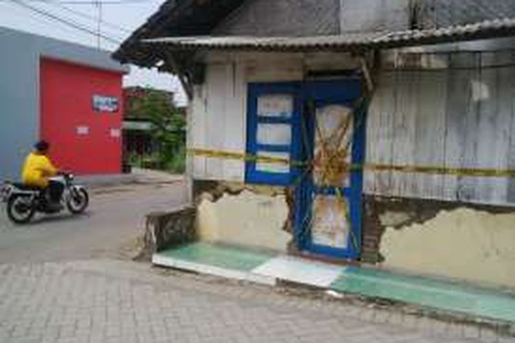 Rumah Sulastri di Desa Kedungbanteng, Kecamatan Tanggulangin Sidoarjo masih diberi garis polisi