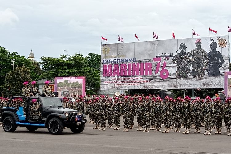 Kepala Staf Angkatan Laut (KSAL) Laksamana TNI Yudo Margono bertindak sebagai inspektur upacara peringatan hari ulang tahun (HUT) Ke-76 Korps Marinir TNI Angkatan Laut di Lapangan Upacara Brigif 1 Marinir, Kesatrian Marinir Hartono Cilandak, Jakarta Selatan, Senin (15/11/2021).