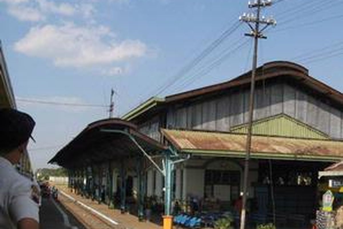 Stasiun Kerata Api Purwosari, Solo. Pemkot Solo akan mengembankan wisata kereta api dan jalur Purwosari- Solo sepanjang sekitar 6 km akan dilayani kereta uap.