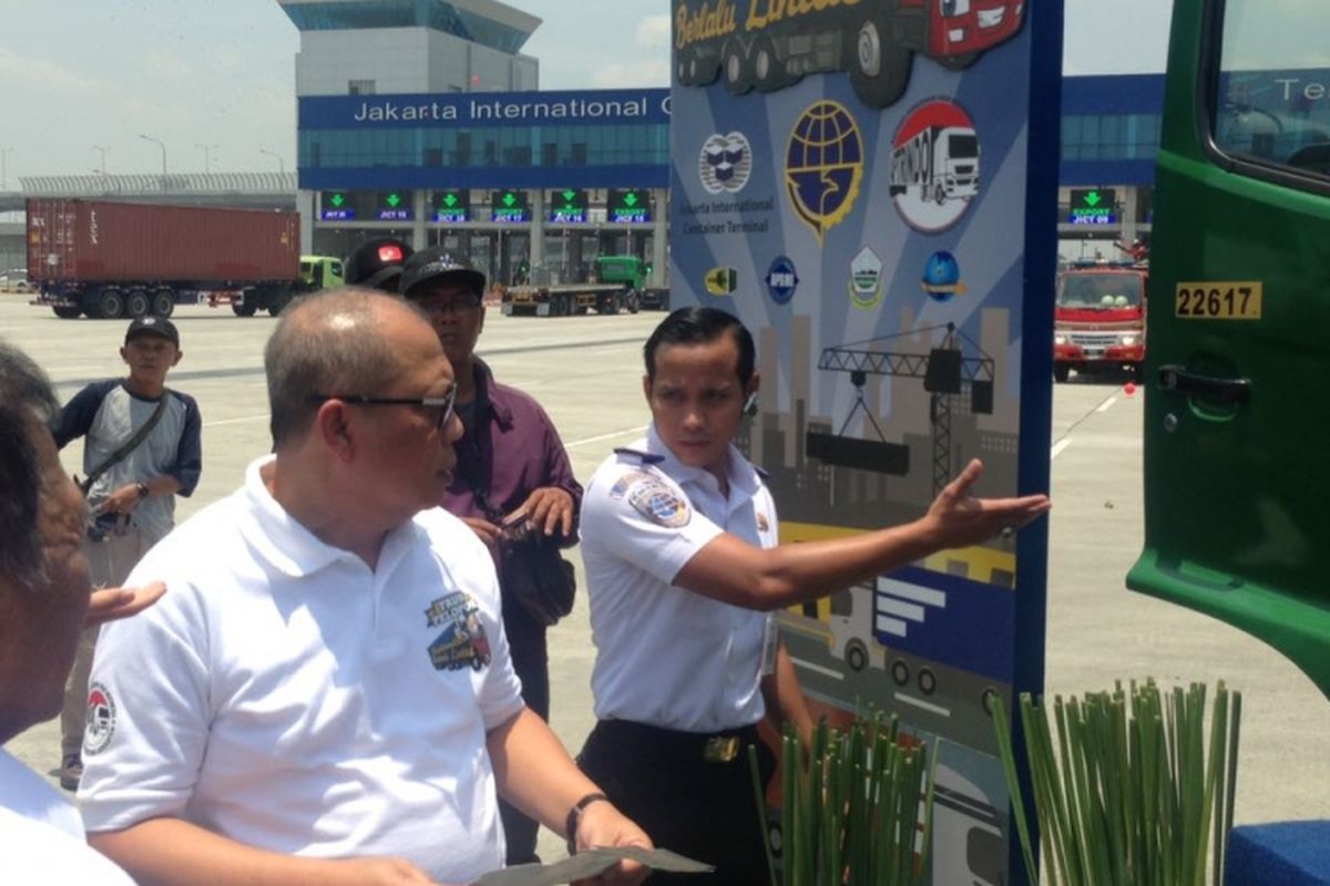 Direktur Jenderal Perhubungan Darat Kementerian Perhubungan (Kemenhub) Pudji Hartanto, Senin (13/3/2017) meresmikan program Truk Pelopor Keselamatan Lalu Lintas di Terminal Peti Kemas Koja Pelabuhan Tanjung Priok, Jakarta.