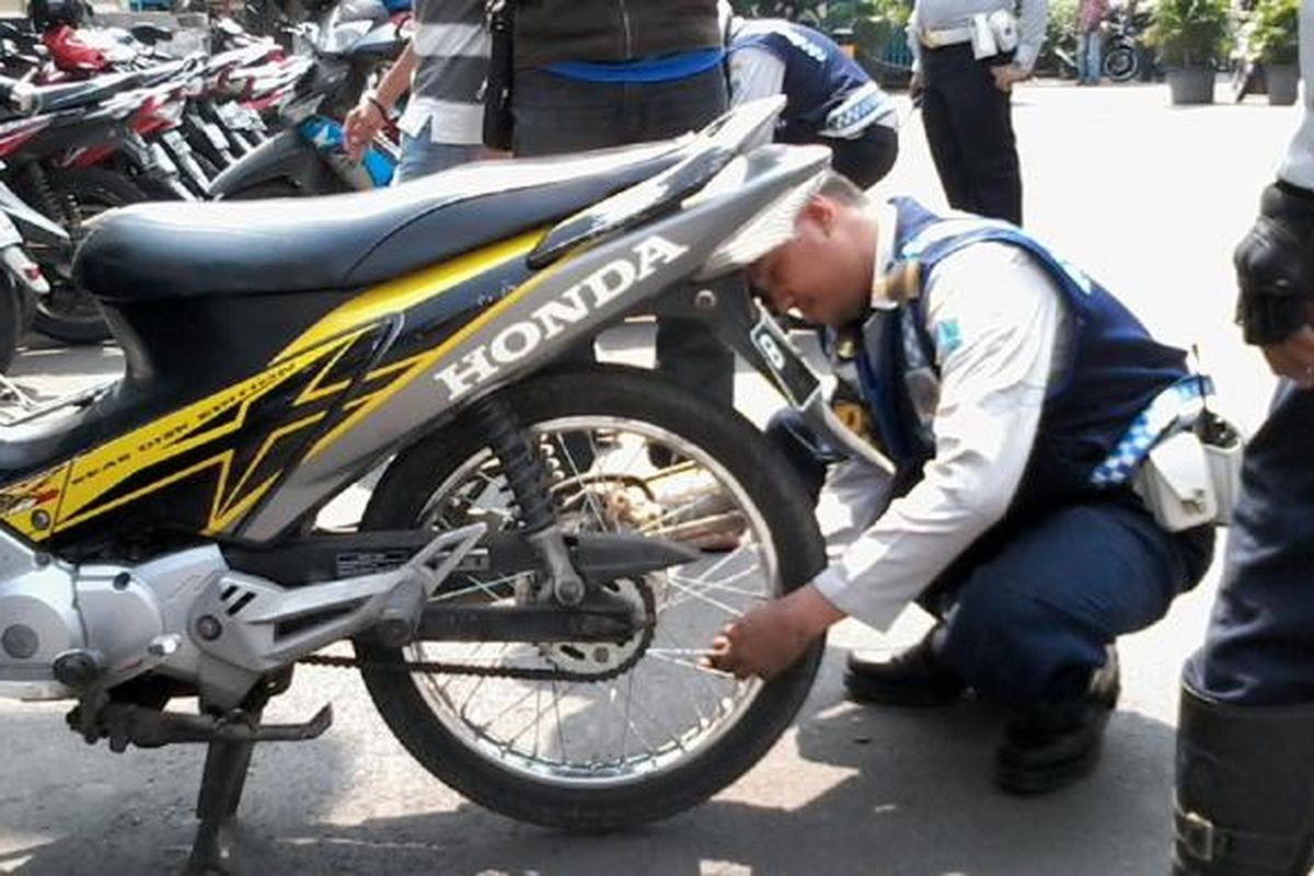 Operasi cabut pentil oleh Dinas Perhubungan di wilayah Jakarta Barat.