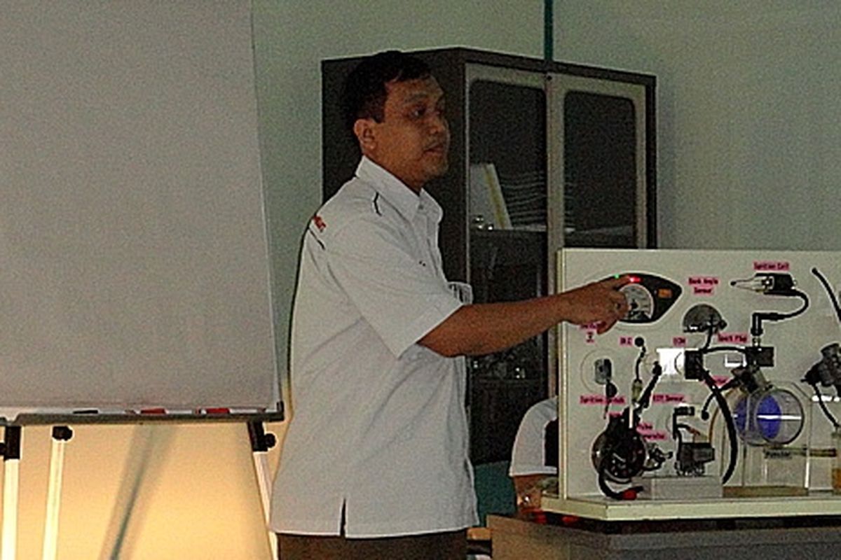 Endro Sutarno, Technical Training Department sedang memberikan penjelasan tentang teknologi PGM-FI Honda