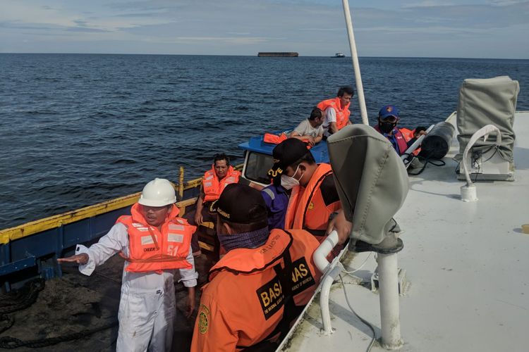 Tim Basarnas Basarnas Banjarmasin melakukan pencarian terhadap sorang operator yang tercebur bersama alat berat di perairan Tabanio, Tanah Laut, Kalsel, Senin (2/5/2022). 