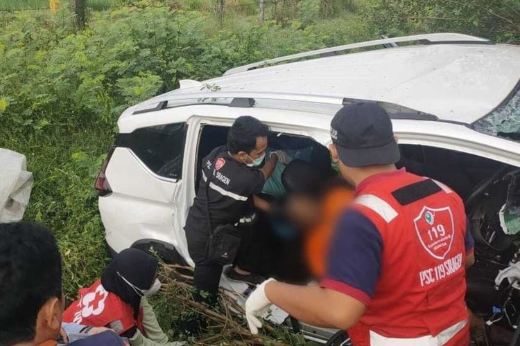 Terjadi kecelakaan di Jalan Tol Ngawi - Solo 525.600 Jalur B, lebih tepatnya di Desa Purwosuman, Kecamatan Sidoharjo, Kabupaten Sragen, Jawa Tengah pada 05.30 WIB, Rabu (11/5/2022).