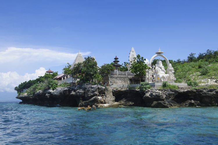 Pura di Pulau Menjangan, kawasan Taman Nasional Bali Barat. 