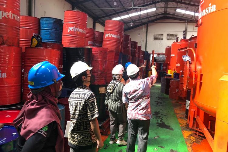 Laboratorium uji mutu pelumas yang dimiliki PT Surveyor Indonesia 