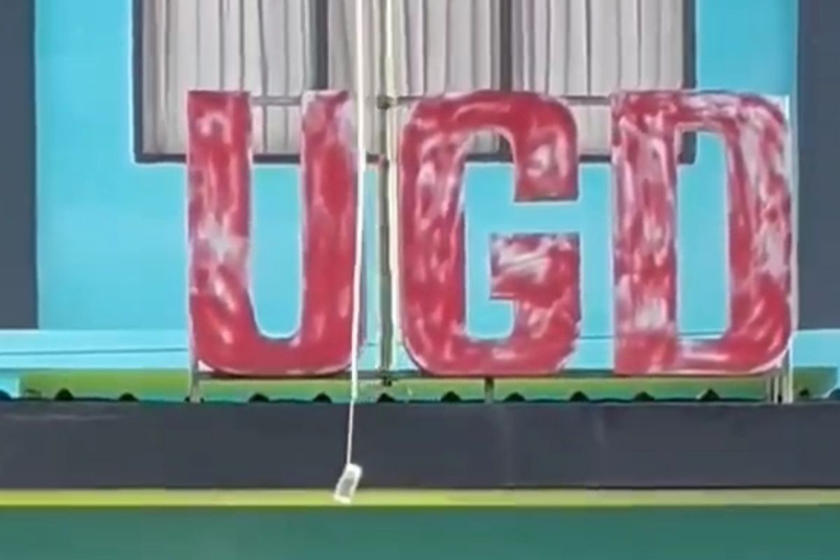 Sejumlah warga menggeruduk UGD Puskesmas Geger, Bangkalan dengan membawa parang, Senin (28/4/2025). 