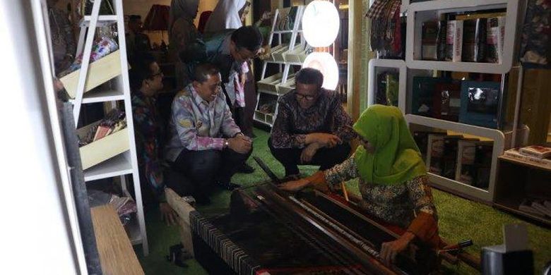 Suasana gerai Silk of Sengkang di area lobby Four Points by Sheraton Makassar, Sabtu (9/11/2019).
