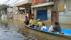 Banjir Bojongsoang Bandung: 1 Rumah Roboh, Ratusan Warga Antre Perahu untuk Beraktivitas