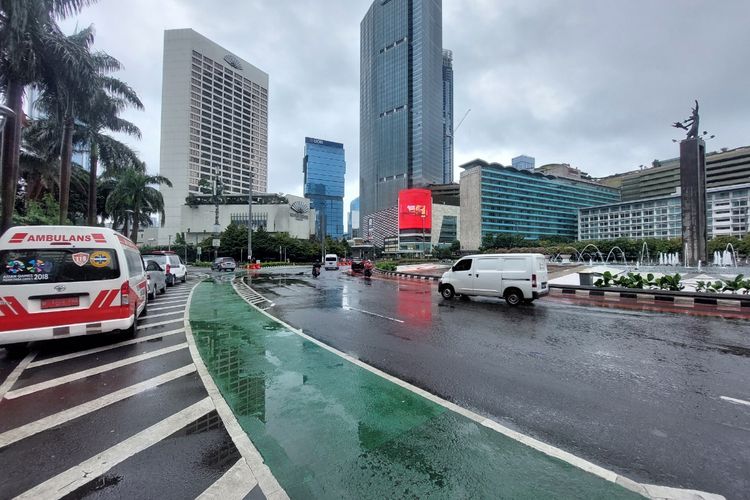 Suasana kawasan Bundaran Hotel Indonesia (HI), Jakarta Pusat, pada Minggu (1/1/2023).