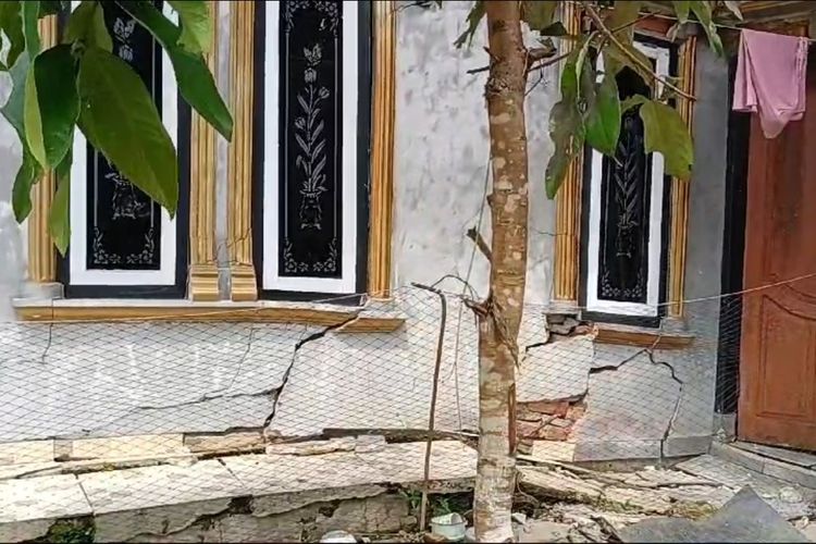Kondisi rumah terdampak bencana tanah bergerak di Kampung Cibuluh, Desa Waringinsari, Kecamatan Takokak, Kabupaten Cianjur, Jawa Barat, Sabtu (23/11/2024)