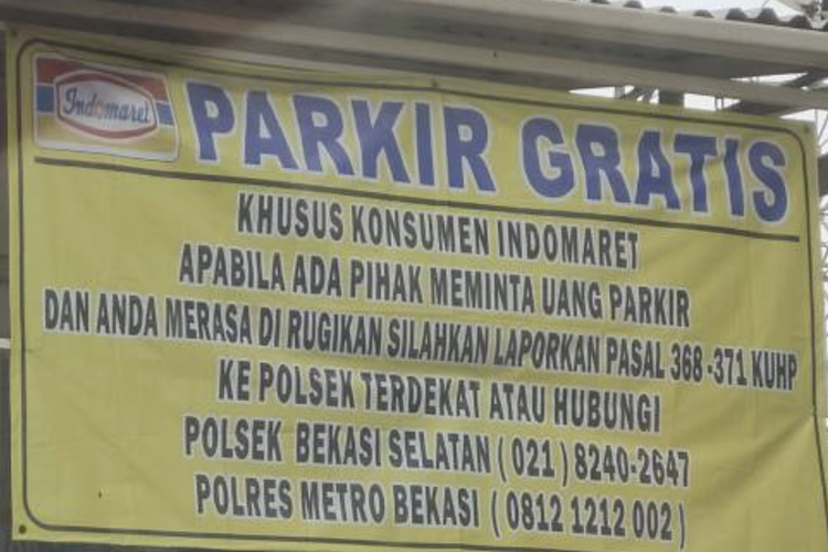 Banner parkir gratis di salah satu toko Indomaret di kawasan Bekasi, Jawa Barat