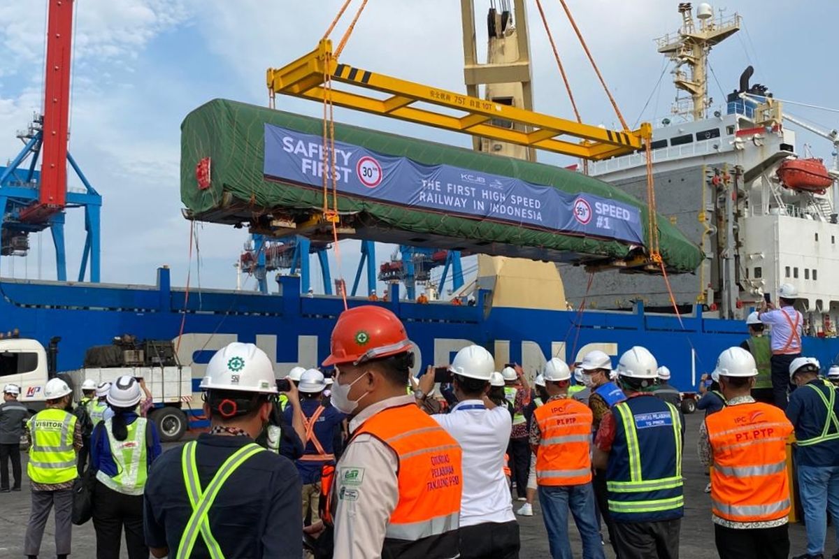 Unloading rangkaian kereta cepat Jakarta Bandung di Pelabuhan Tanjung Priok, Jumat (2/9/2022).