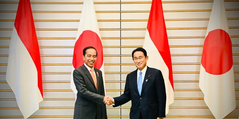 Presiden Joko Widodo berjabat tangan dengan Perdana Menteri Jepang Fumio Kishida dalam pertemuan bilateral di Tokyo, Jepang, Rabu (27/7/2022).