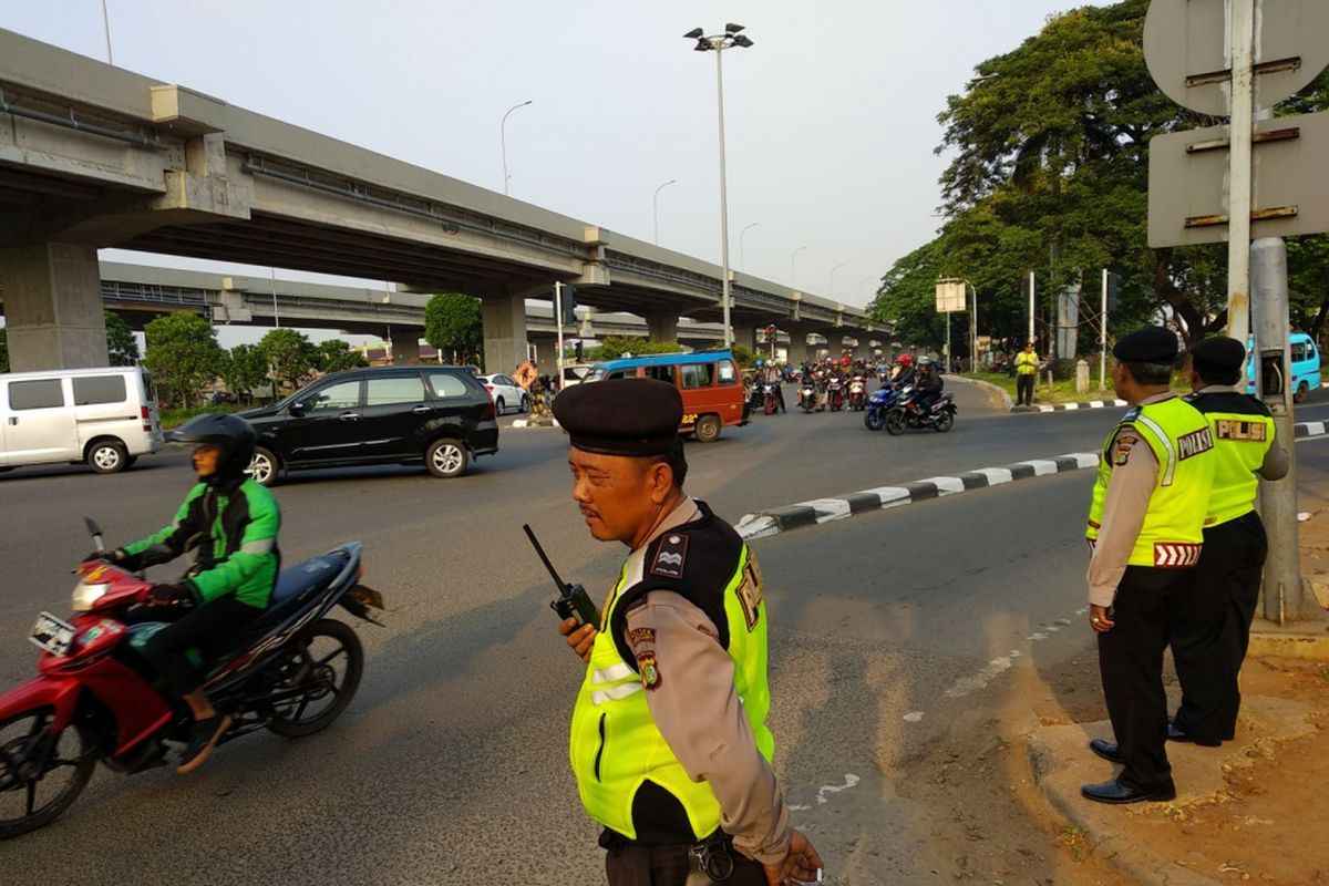 Suasana lalu lintas di Pangkalan Jati, Kalimalang Jumat (3/11/2017) pagi. Presiden Joko Widodo akan meresmikan tol Becakayu seksi 1B dan 1C Cipinang Jakasampurna