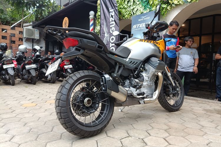 Moto Guzzi Stelvio, motor petualang V-Twin unik yang harganya Rp 850 juta