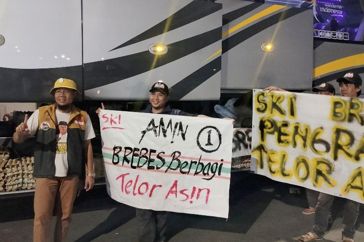 Hadiri Kampanye Amin di JIS Jakarta, Warga Brebes Bawa 10.000 Butir Telur Asin