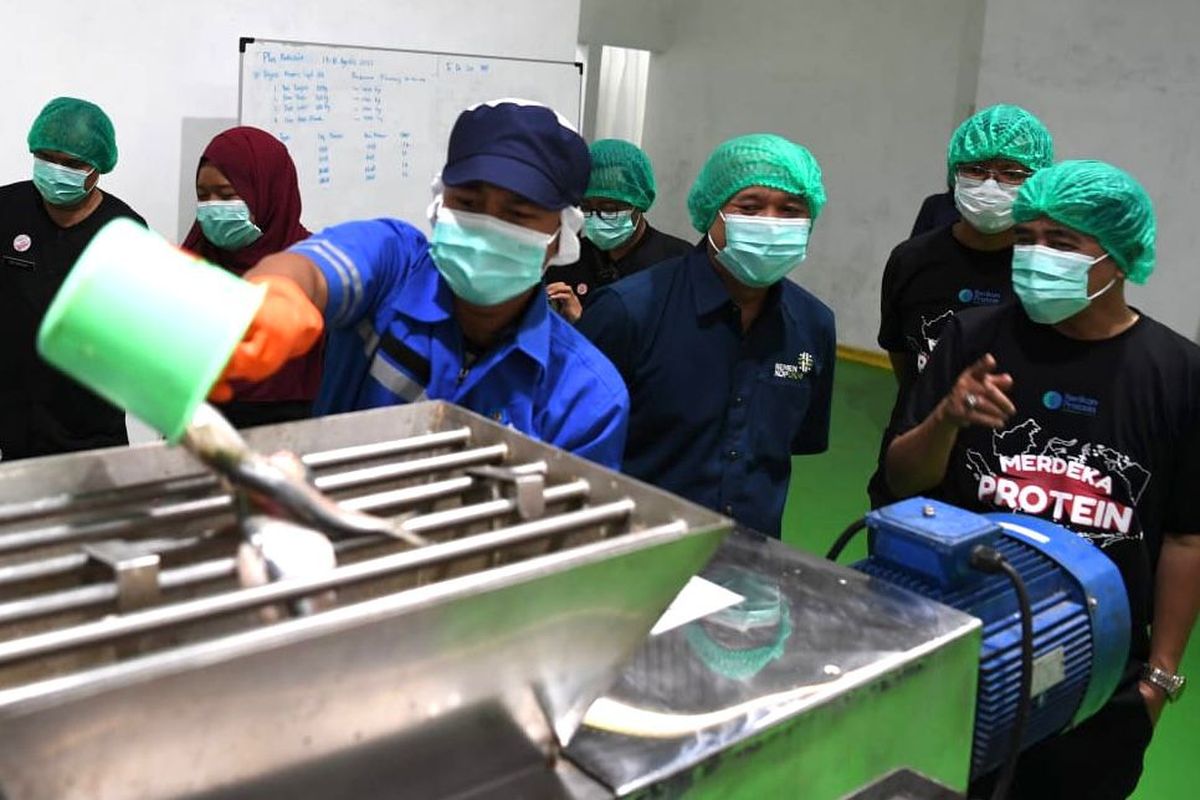 Menteri Koperasi dan UKM (MenKopUKM) Teten Masduki melaunching produksi susu ikan pertama di Indonesia yang merupakan hasil kemitraan antara Koperasi Nelayan Mina Bahari (Indramayu) dengan PT Berikan Teknologi Indonesia sebagai bagian dari perkuatan program hilirisasi produk berbasis komoditas unggulan daerah.