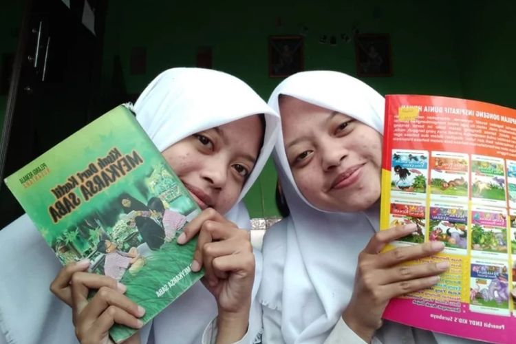 Dua saudara kembar, Shella Aprilia Nur Laili dan Shelly Aprilia Nur Laili yang lolos masuk Universitas Airlangga (Unair) lewat jalur SNBP 2023.
