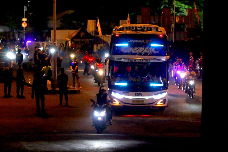 Sejumlah bonek mengawal bus Persija Jakarta dari penginapan menuju venue pertandingan pekan ke-33 Liga 1 2023 melawan Persebaya Surabaya di Stadion Gelora Joko Samudro Gresik, Rabu (5/3/2023) malam. 