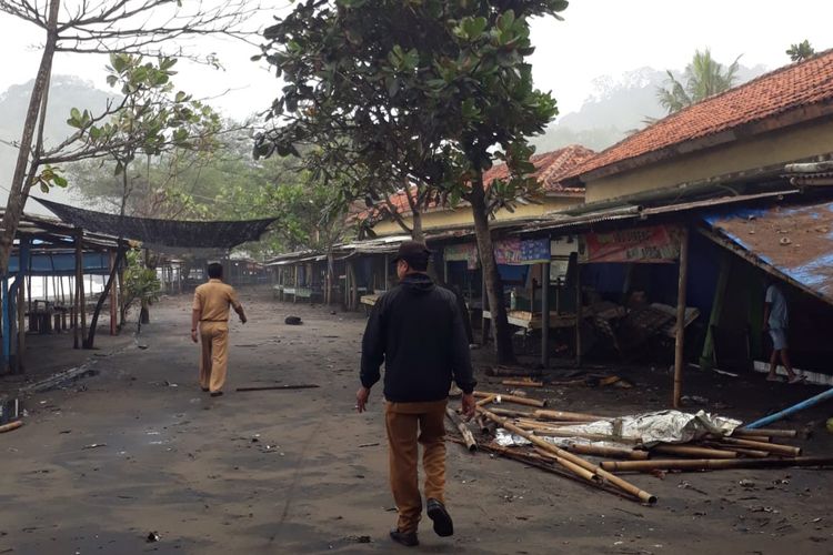 Gelombang Tinggi Terjang Pesisir Kebumen, Puluhan Warung dan Kios Rusak