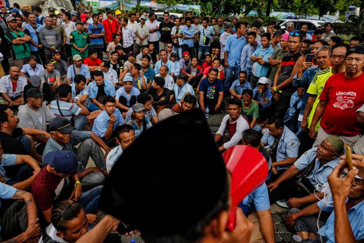 Para pengemudi angkutan umum berbagai jurusan Tanah Abang melakukan aksi unjuk rasa di depan Balai Kota DKI Jakarta, Senin (22/1/2018). Mereka tidak terima dengan kebijakan Pemprov DKI Jakarta yang menutup ruas jalan demi pedagang kaki lima.