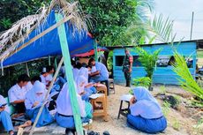 Sekolah Digenangi Banjir, Siswa SMA di Rokan Hulu Terpaksa Belajar di Kantin