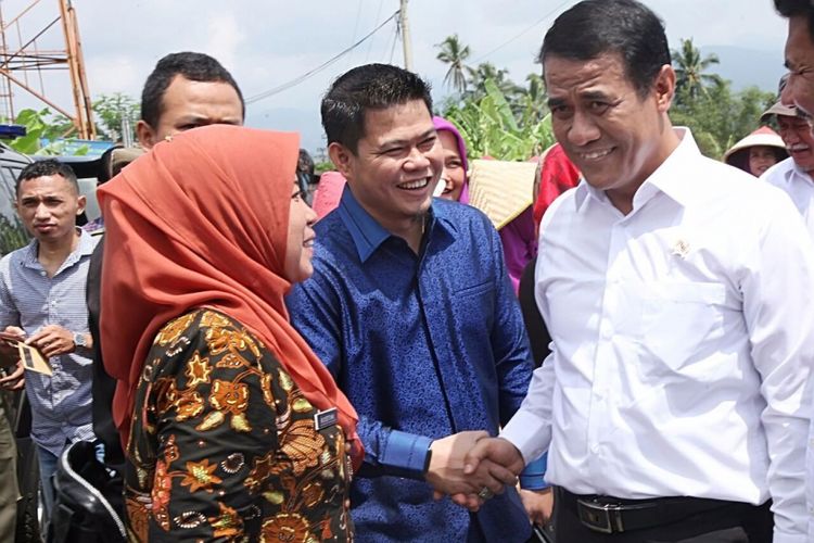 Ketua Fraksi PKB DPRD Jawa Barat Oleh Soleh (tengah) saat menghadiri panen raya bersama Menteri Pertanian Amran Sulaiman di Ciamis, Jawa Barat, dua bulan lalu.
