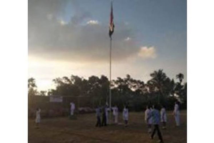 Serka Yonatan Duil memanjat tiang bendera saat tali bendera nyangkut dalam upacara penurunan bendera HUT Ke-73 Proklamasi Kemerdekaan Republik Indonesia di Lapangan Sepak Bola Marilonga Desa Watunggere Kecamatan Detukeli, Kabupaten Ende, Jumat (17/8/2018) pukul 17.00 Wita. 