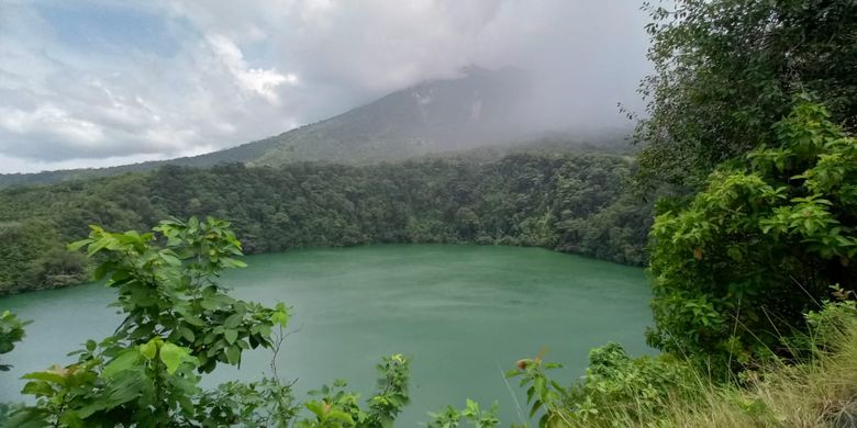 Danau Tolire berada di Desa Takome, Kecamatan Pulau Ternate, Ternate, Maluku Utara. 
