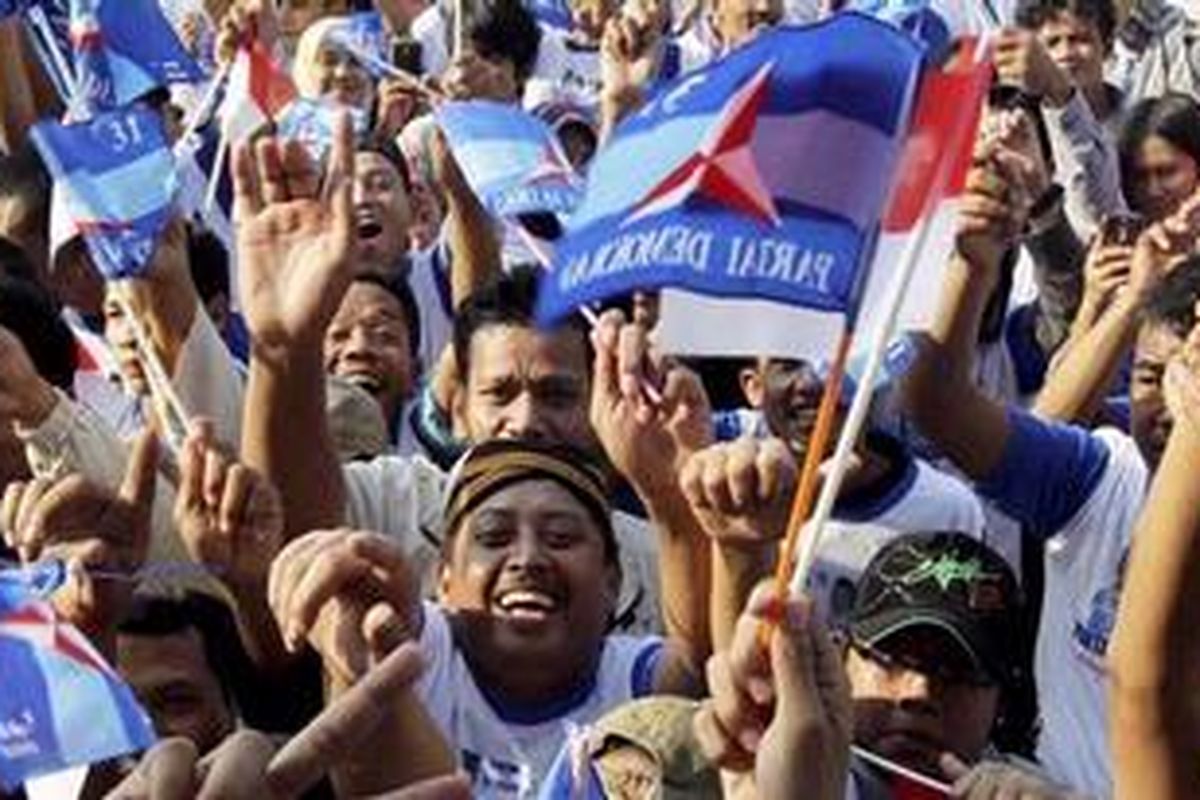 Peserta Mudik Bersama Partai Demokrat berjoget bersama di lapangan Pekan Raya Jakarta, Kemayoran, Jakarta Utara, Sabtu (27/8/2011).  