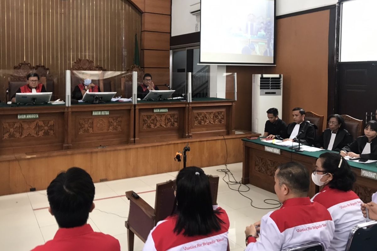 Sebanyak 12 orang termasuk pihak keluarga Nofriansyah Yosua Hutabarat atau Brigadir J dihadirkan jaksa penuntut umum (JPU) pada Kejaksaan Negeri (Kejari) Jakarta Selatan (Jaksel) dalam sidang Richard Eliezer Pudihang Lumiu atau Bharada E dalam persidangan di Pengadilan Negeri (PN) Jakarta Selatan, Selasa (25/10/2022).