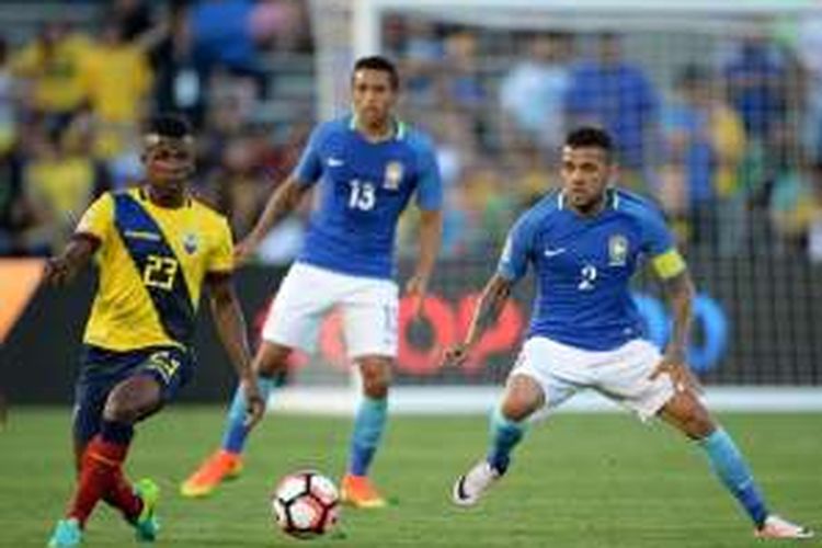 Miller Bolanos dibayang-bayangi Dani Alves dan Marquinhos pada pertandingan Grup B Copa America 2016 di Pasadena, Sabtu (4/6/2016).