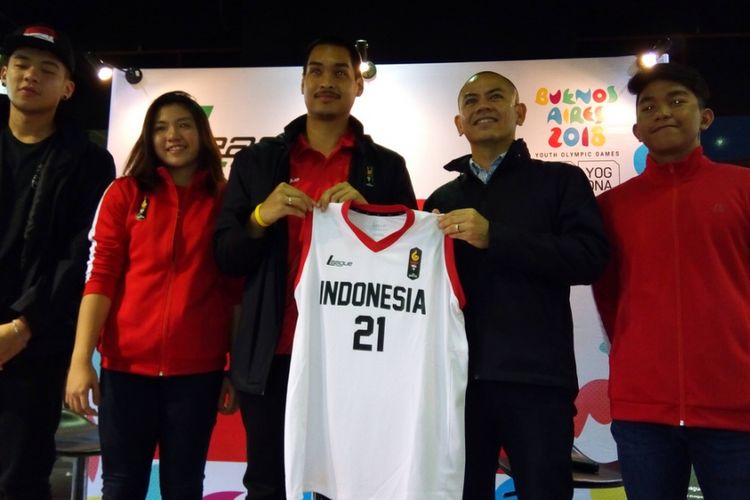 Berfoto dari kiri ke kanan di Jakarta pada Rabu (3/10/2018), Young Change Maker Rivaldo Pangesthio, atlet basket 3x3 putri Michelle Kurniawan Sin, Chef de Mission Youth Olympic Games 2018 Dito Ariotedjo, COO League Marc Christie, dan atlet renang Farrel Armandio T, saat pelepasan 18 anggota Timnas Indonesia untuk Youth Olympic Games 2018 di Buenos Aires, Argentina. 