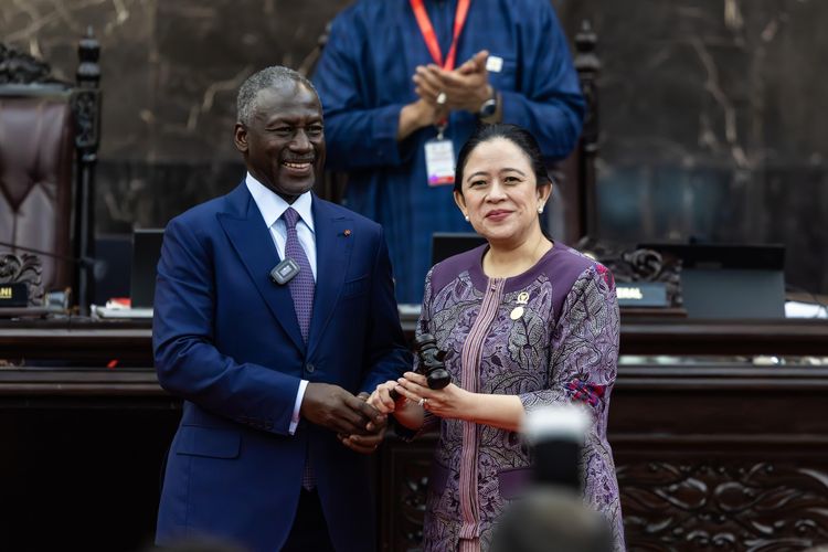 Ketua DPR RI Puan Maharani diresmikan menjadi Presiden Parliamentary Union of the OIC Member States (PUIC) atau Forum Uni Parlemen negara-negara yang tergabung dalam Organisasi Kerja Sama Islam (OKI) dalam sesi Transition Ceremony of Presidency yang digelar di Gedung DPR, Kompleks Parlemen, Jakarta, Rabu (14/5/2025).