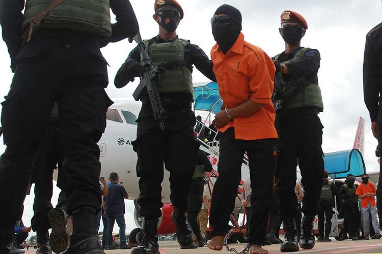 Petugas Detasemen Khusus (Densus) 88 membawa terduga teroris dari Lampung setibanya di Bandara Soekarno Hatta, Tangerang, Banten, Rabu (16/12/2020). Sebanyak 23 orang terduga teroris jaringan Jamaah Islamiyah (JI) yang ditangkap di Lampung dibawa ke Jakarta untuk pemeriksaan lebih lanjut oleh Densus 88.
