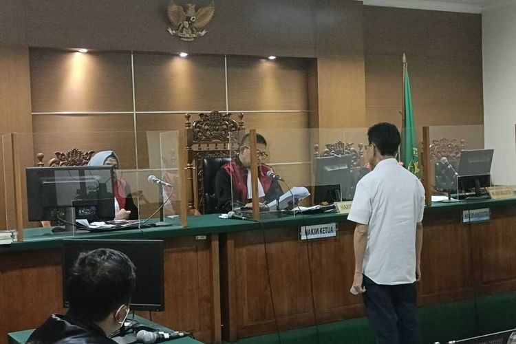 Mantan Kepala Unit Administrasi dan Sekretaris Komite Kredit Bank Banten, Darwinis divonis tiga tahun penjara oleh hakim Pengadilan Tipikor Serang. Darwinis dinyatakan terbukti bersalah pada kasus kredit fiktif di Bank Banten tahun 2017.