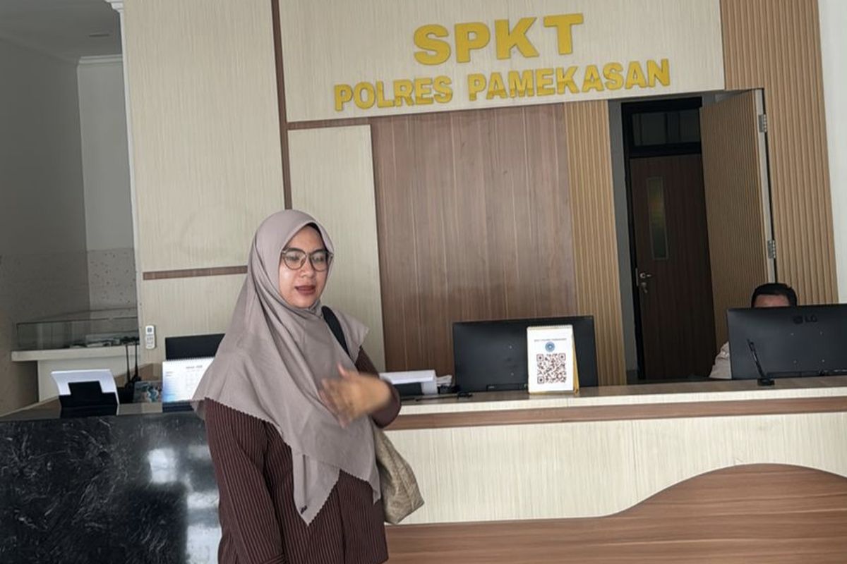 Setiya Cahyaningrum melaporkan penipuan umrah yang dialaminya di Mapolres Pamekasan, Jawa Timur, Senin (2/3/2026)