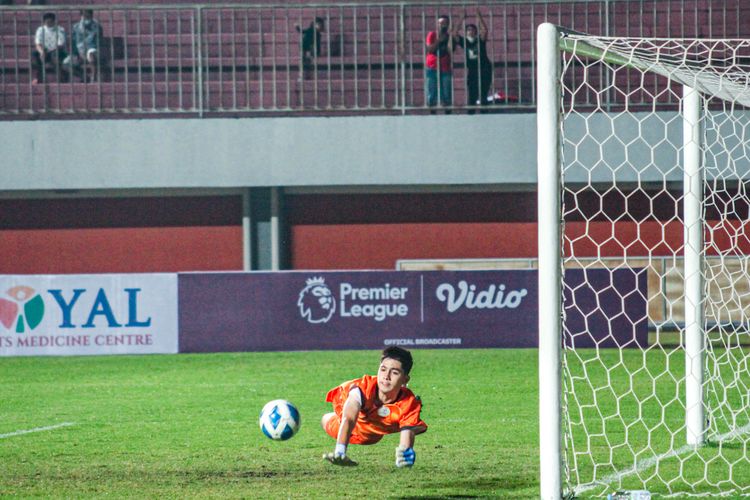 Aksi penjaga gawang timnas U16 Filipina, Cesar Castro, dalam laga Indonesia vs Filipina pada ajang Piala AFF U16 2022, Minggu (31/7/2022) malam WIB di Stadion Maguwoharjo,