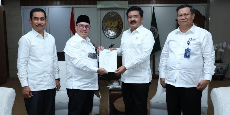 Penyerahan manfaat THT dan pensiun oleh Komisaris Utama Taspen Suhardi Alius yang didampingi Direktur Utama Taspen ANS Kosasih, Direktur Operasional Taspen Ariyandi, Pgs Services and Marketing Division Head Resi Lora dan Branch Manager Taspen Kantor Cabang Utama Jakarta A Heri Wiyono kepada Marsekal TNI (Purn) Hadi Tjahjanto, Senin (27/6/2022).
