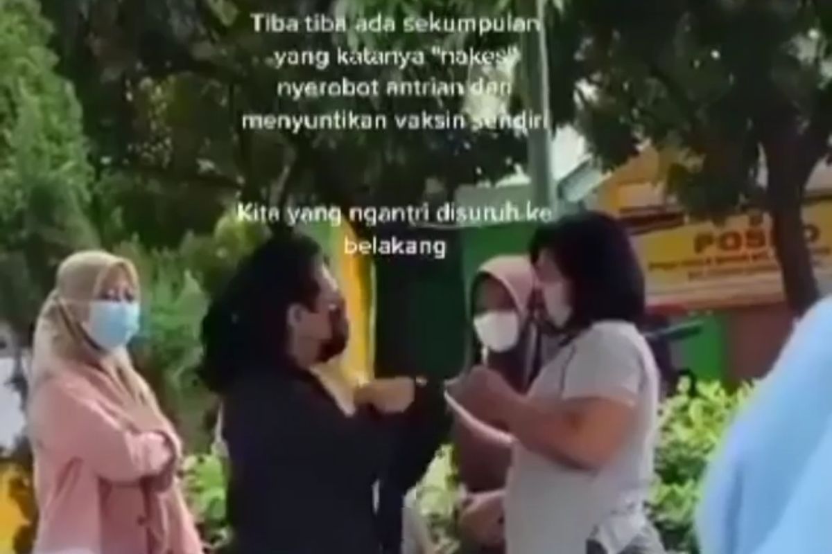 Seorang wanita menyuntikan vaksinasi Covid-19 sendiri