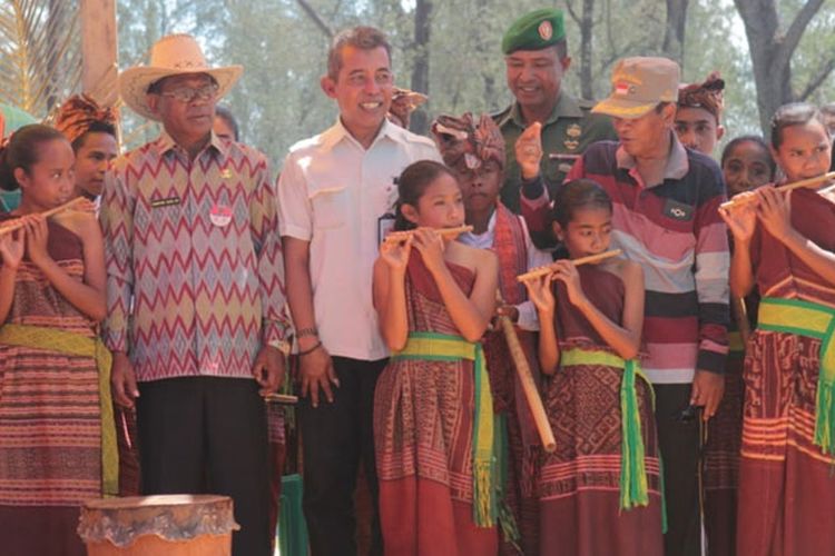 Penampilan suling bambu pada Festival Cross Border Malaka (FCBM) 2018, Kabupaten Malaka, Nusa Tenggara Timur (NTT), Kamis (23/8/2018).