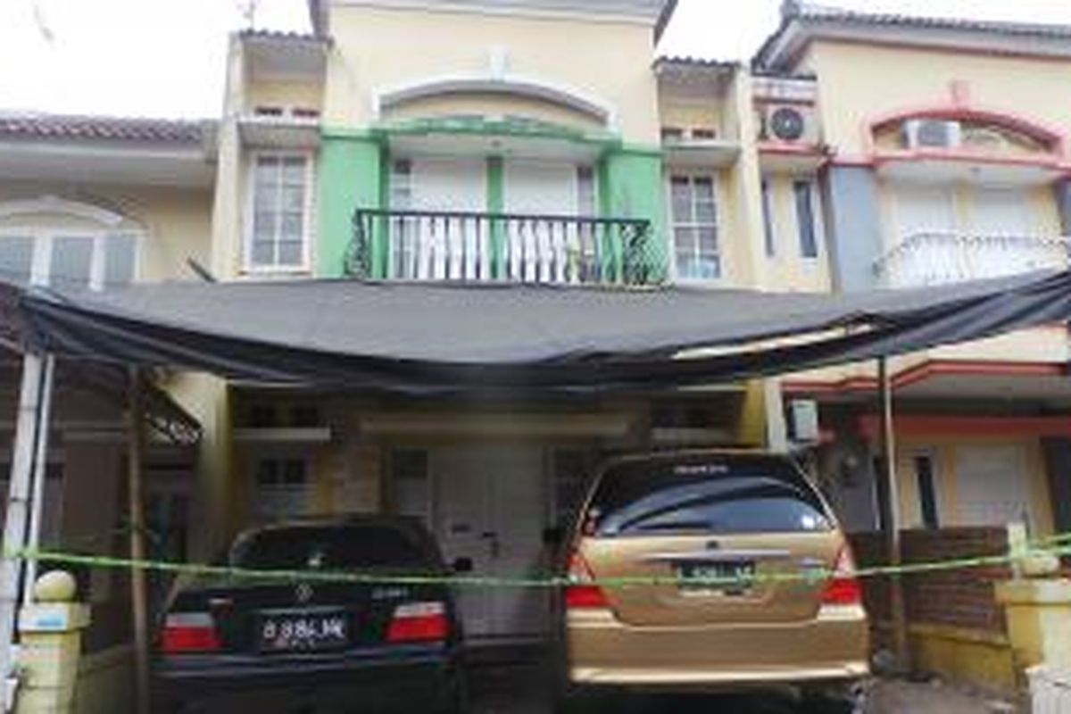 Rumah orangtua AD, di Komplek Citra Grand Cibubur, Bekasi. Rumah ini telah disegel polisi terkait kasus dugaan kekerasan terhadap anak oleh orangtua AD. Foto diambil Kamis (14/5/2015).