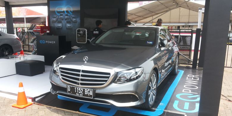 Salah satu Mercedes Benz E 350 e yang dipamerkan di arena Indonesia International Motor Show (IIMS) 2018.