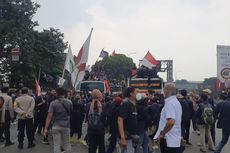 Polisi Kawal Keberangkatan Ratusan Mahasiswa dari Gerbang Tol Gedong I Menuju Gedung DPR 