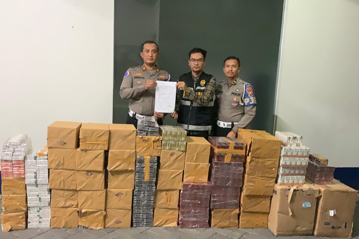 Ratusan slop rokok ilegal diserahkan ke Bea Cukai Madura oleh petugas PJR Jatim VIII Suramadu ke kantor bea cukai di Pamekasan, Sabtu (7/6/2025). 