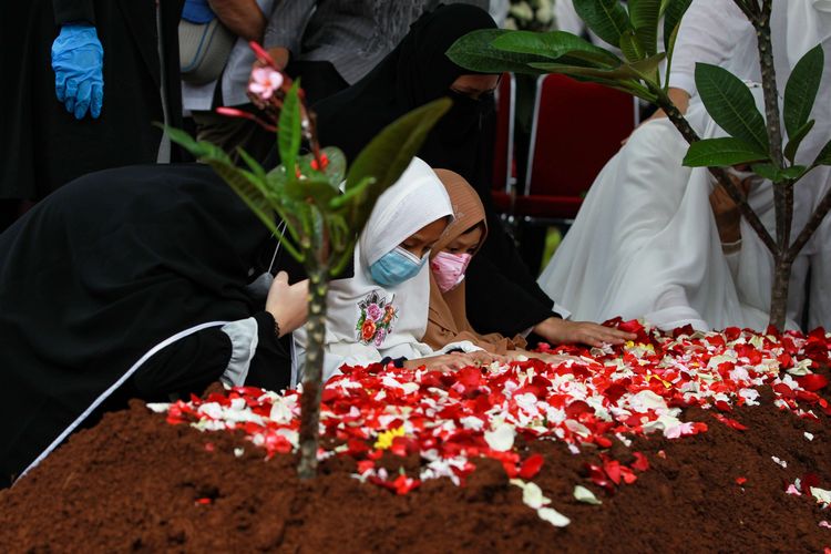 Suasana haru keluarga saat pemakaman jenasah pilot Sriwijaya Air SJ 182, Kapten Afwan di TMP Pondok Rajeg, Kabupaten Bogor, Jawa Barat, Sabtu (30/1/2021). Sriwijaya Air SJ182 tujuan Jakarta-Pontianak jatuh di perairan Kepulauan Seribu,